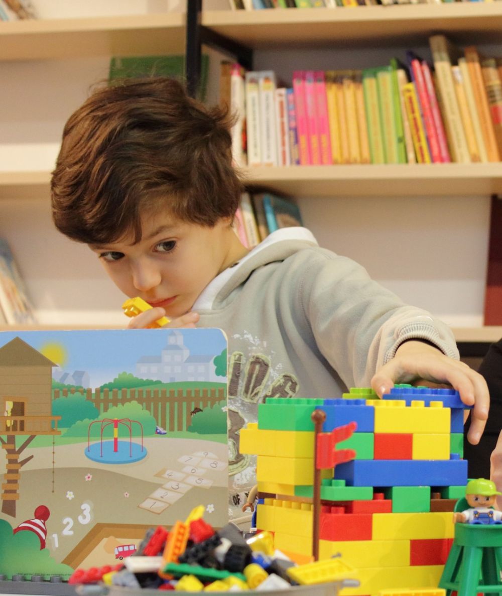 Pedagogiska leksaker 2 år: En Utökad Guide för Föräldrar
